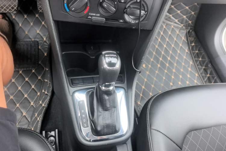 Used Skoda Rapid 2018 1.6L Automatic Comfort Edition Gear Lever