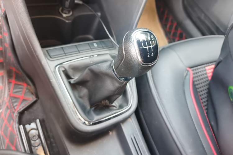 Used Skoda Rapid 2018 1.6L Manual Comfort Edition Gear Lever