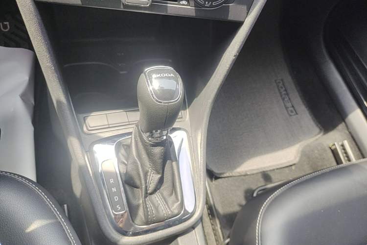 Used Skoda Rapid 2018 1.6L Automatic Comfort Edition Gear Lever