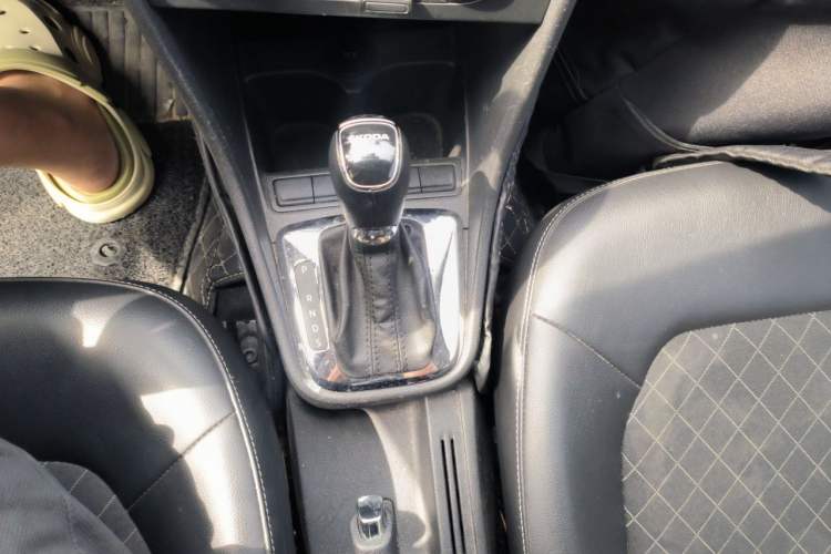 Used Skoda Rapid 2018 1.6L Automatic Comfort Edition Gear Lever