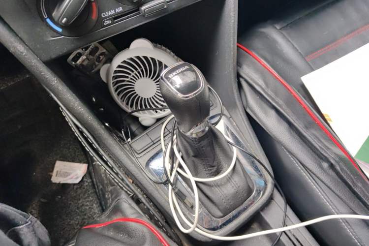 Used Skoda Rapid 2018 1.6L Automatic Comfort Edition Gear Lever