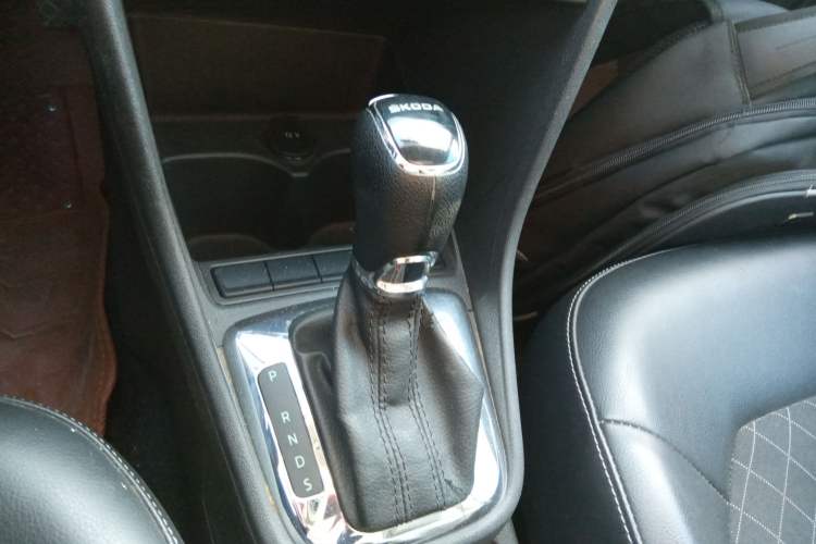 Used Skoda Rapid 2018 1.6L Automatic Comfort Edition Gear Lever