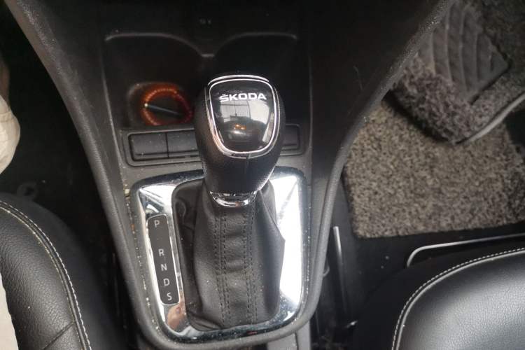 Used Skoda Rapid 2018 1.6L Automatic Comfort Edition Gear Lever