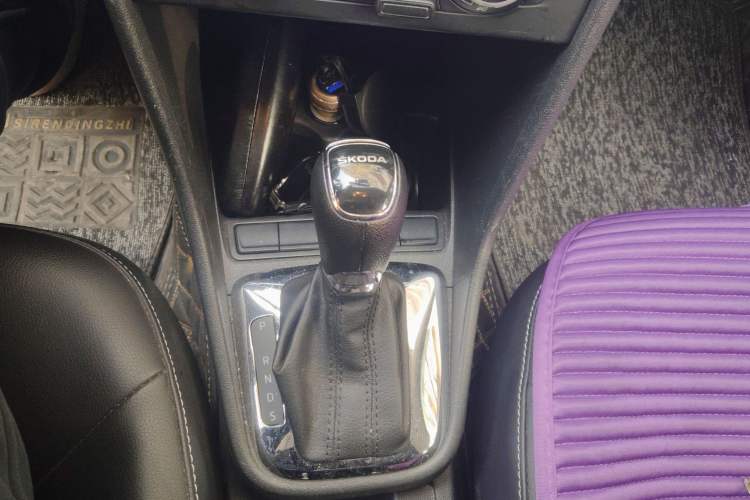 Used Skoda Rapid 2018 1.6L Automatic Comfort Edition Gear Lever