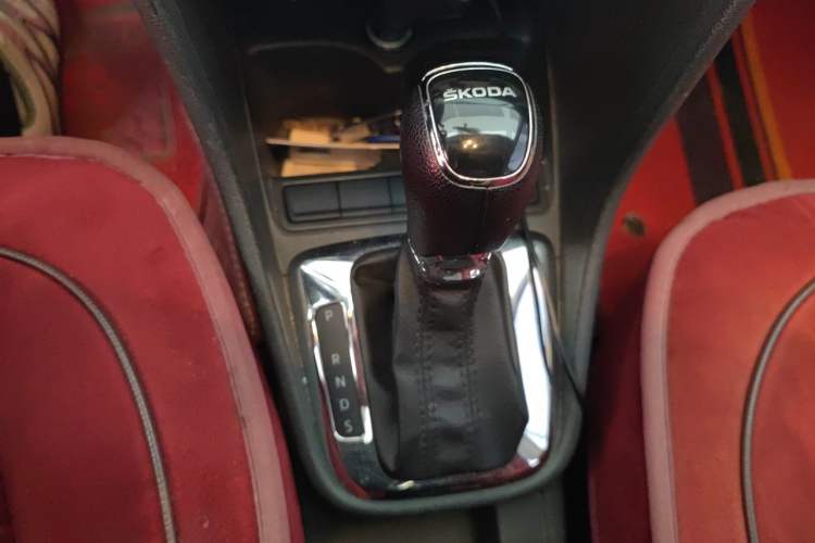 Used Skoda Rapid 2018 1.6L Automatic Comfort Edition Gear Lever