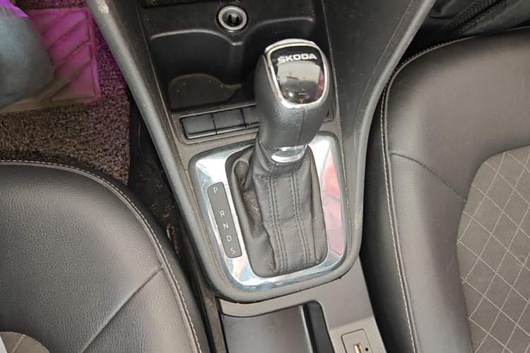 Used Skoda Rapid 2018 1.6L Automatic Comfort Edition Gear Lever