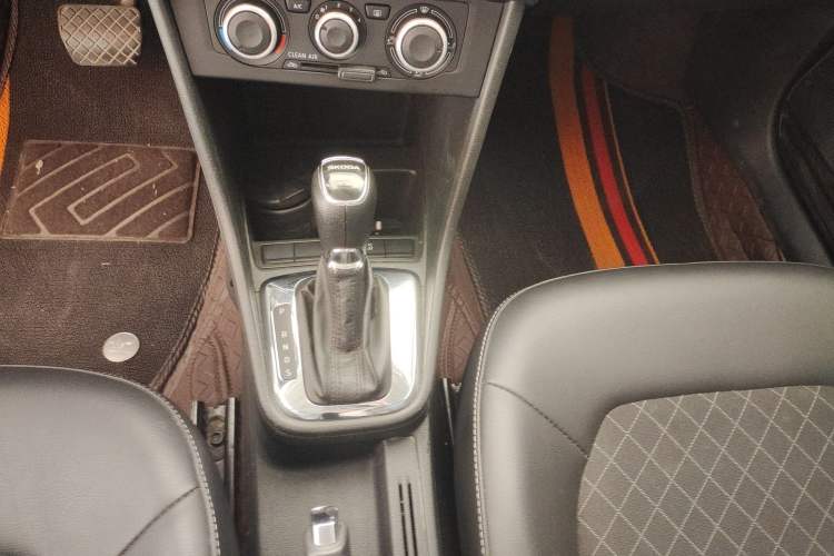 Used Skoda Rapid 2018 1.6L Automatic Comfort Edition Gear Lever