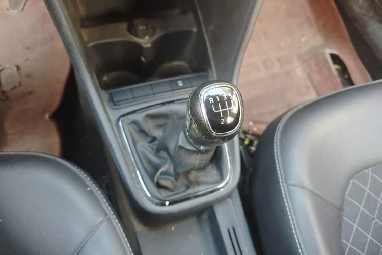 Used Skoda Rapid 2018 1.6L Manual Comfort Edition Gear Lever