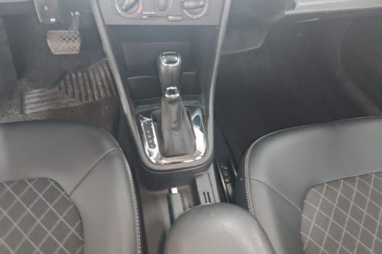 Used Skoda Rapid 2018 1.6L Automatic Comfort Edition Gear Lever