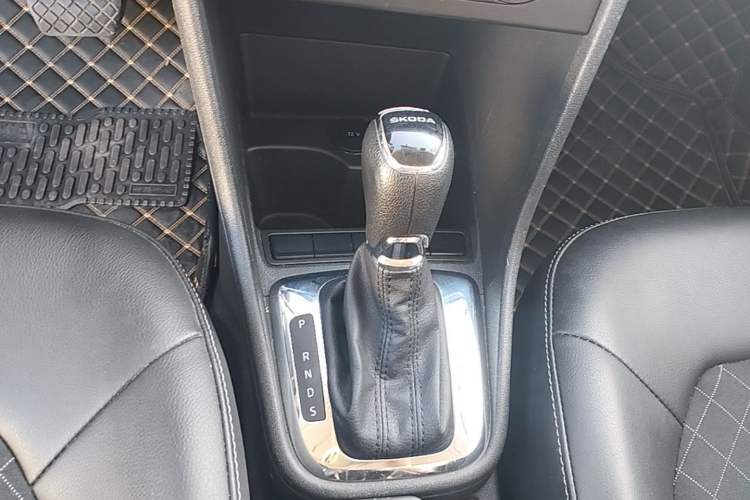 Used Skoda Rapid 2018 1.6L Automatic Comfort Edition Gear Lever
