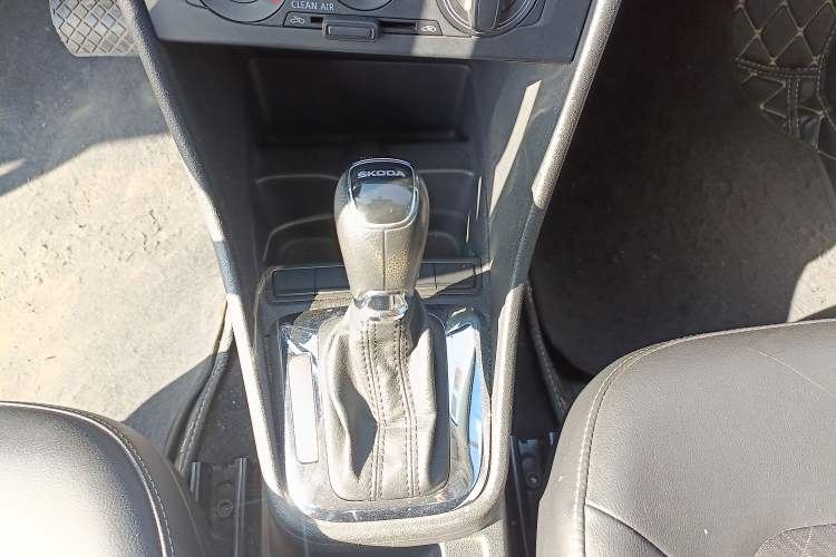 Used Skoda Rapid 2018 1.6L Automatic Comfort Edition Gear Lever