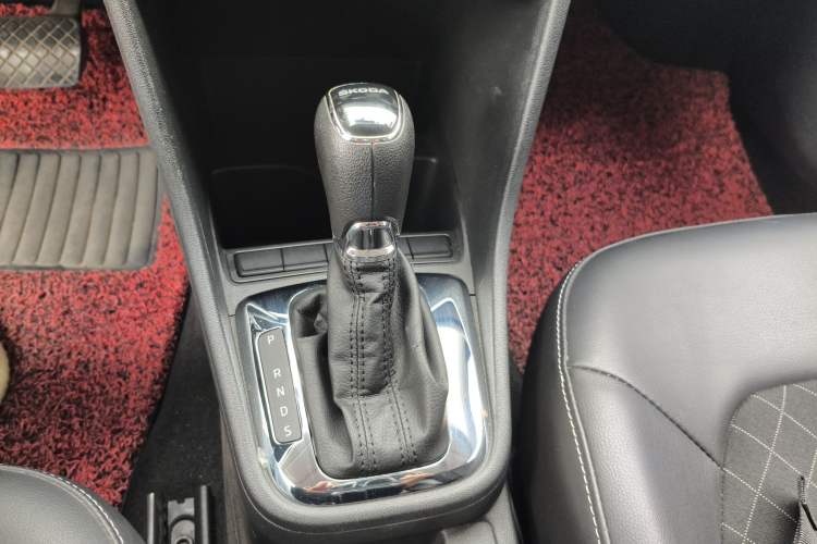 Used Skoda Rapid 2018 1.6L Automatic Comfort Edition Gear Lever