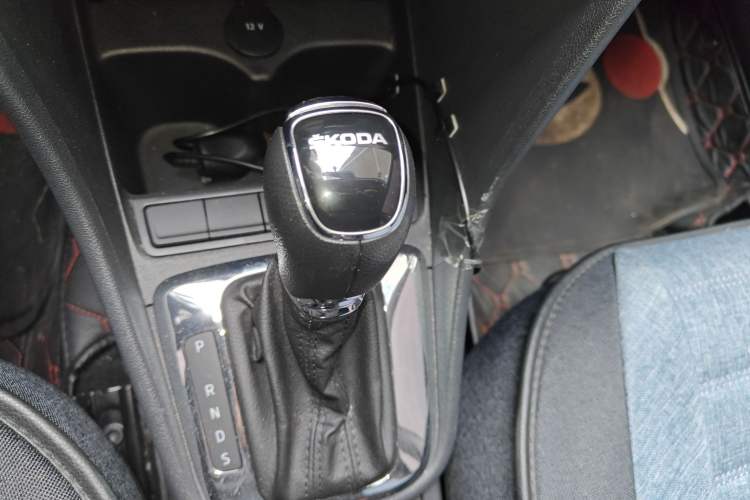 Used Skoda Rapid 2018 1.6L Automatic Comfort Edition Gear Lever
