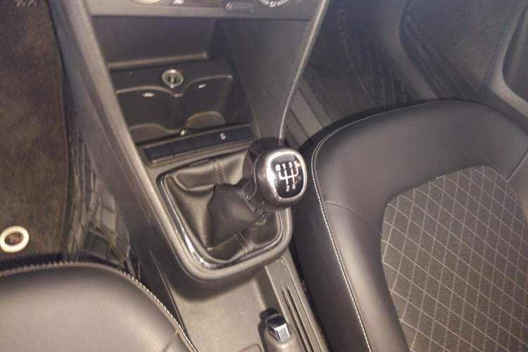 Used Skoda Rapid 2018 1.6L Manual Comfort Edition Gear Lever