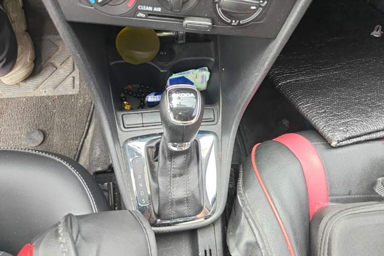 Used Skoda Rapid 2018 1.6L Automatic Comfort Edition Gear Lever