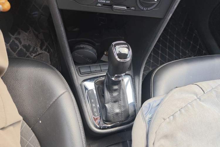 Used Skoda Rapid 2018 1.6L Automatic Comfort Edition Gear Lever