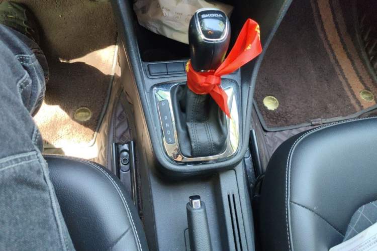 Used Skoda Rapid 2018 1.6L Automatic Comfort Edition Gear Lever