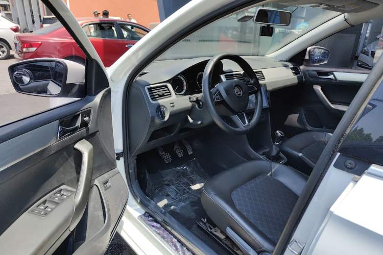 Used Skoda Rapid 2018 1.6L Manual Comfort Edition Interior 2
