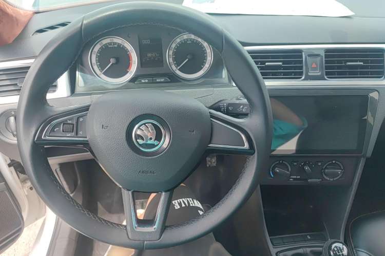 Used Skoda Rapid 2018 1.6L Manual Comfort Edition Interior 3