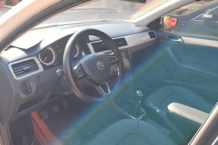 Used Skoda Rapid 2018 1.6L Manual Comfort Edition Interior 5