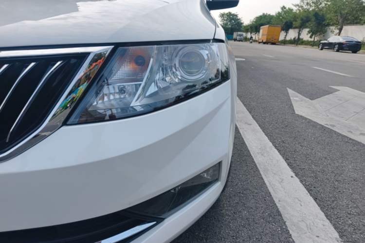 Used Skoda Rapid 2018 1.6L Manual Comfort Edition Left Front Headlight