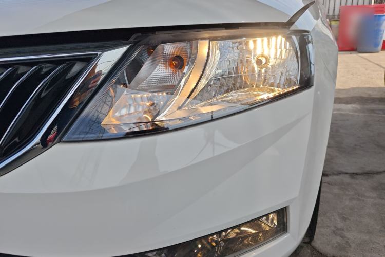 Used Skoda Rapid 2018 1.6L Automatic Comfort Edition Left Front Headlight