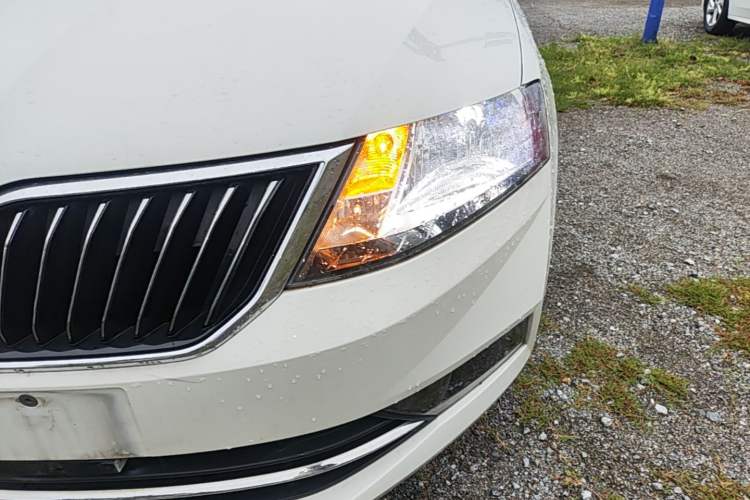 Used Skoda Rapid 2018 1.6L Automatic Comfort Edition Left Front Headlight