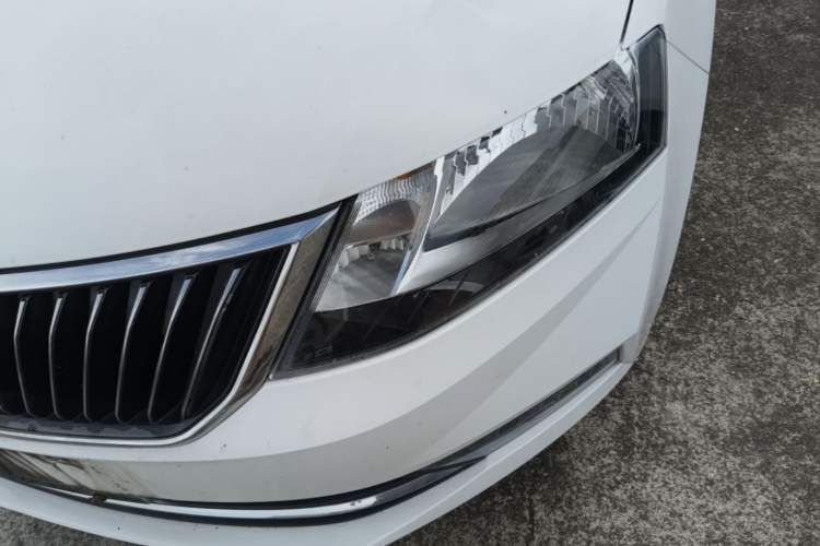 Used Skoda Rapid 2018 1.6L Automatic Comfort Edition Left Front Headlight