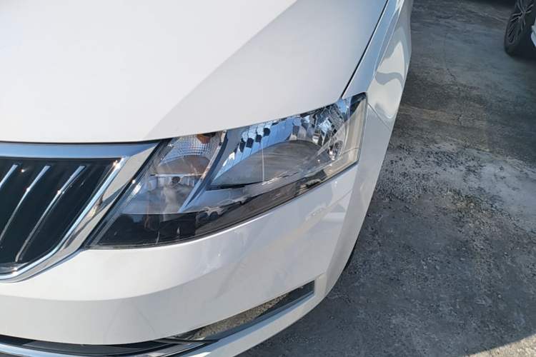 Used Skoda Rapid 2018 1.6L Automatic Comfort Edition Left Front Headlight