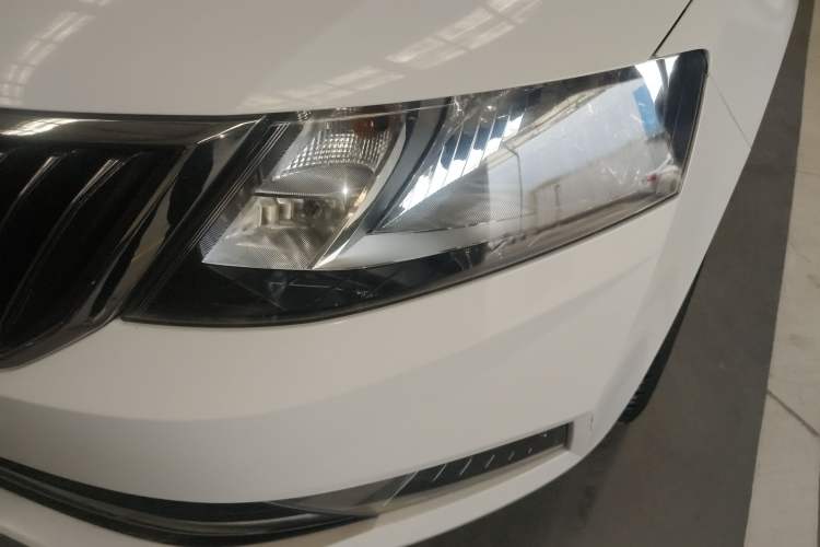 Used Skoda Rapid 2018 1.6L Manual Comfort Edition Left Front Headlight