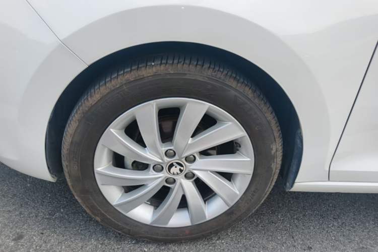 Used Skoda Rapid 2018 1.6L Manual Comfort Edition Left Front Wheel Hub