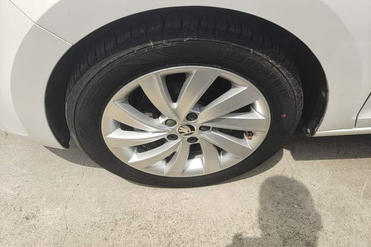 Used Skoda Rapid 2018 1.6L Automatic Comfort Edition Left Front Wheel Hub