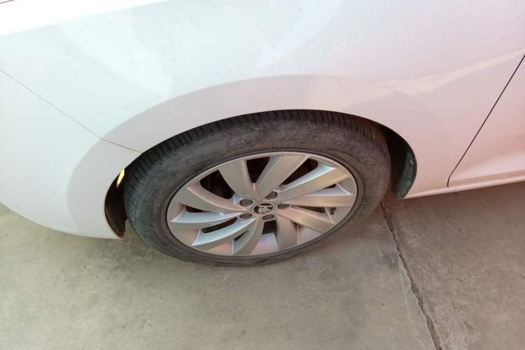 Used Skoda Rapid 2018 1.6L Automatic Comfort Edition Left Front Wheel Hub