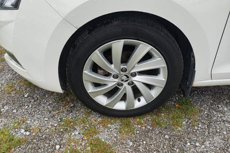 Used Skoda Rapid 2018 1.6L Automatic Comfort Edition Left Front Wheel Hub