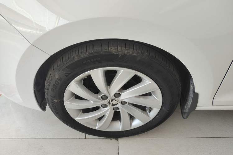 Used Skoda Rapid 2018 1.6L Automatic Comfort Edition Left Front Wheel Hub
