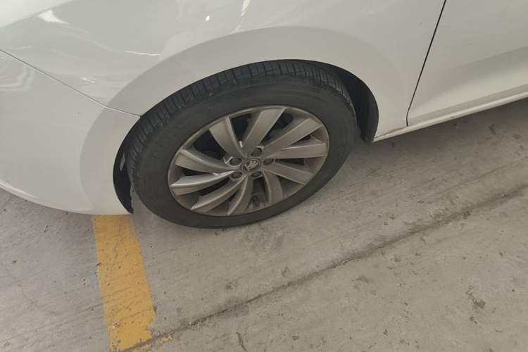 Used Skoda Rapid 2018 1.6L Automatic Comfort Edition Left Front Wheel Hub