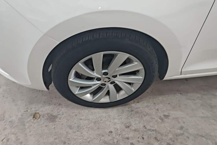 Used Skoda Rapid 2018 1.6L Automatic Comfort Edition Left Front Wheel Hub