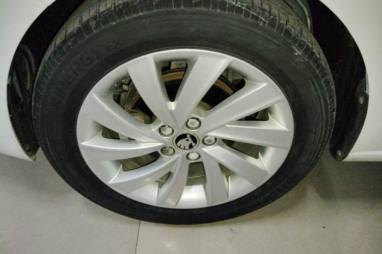 Used Skoda Rapid 2018 1.6L Automatic Comfort Edition Left Front Wheel Hub