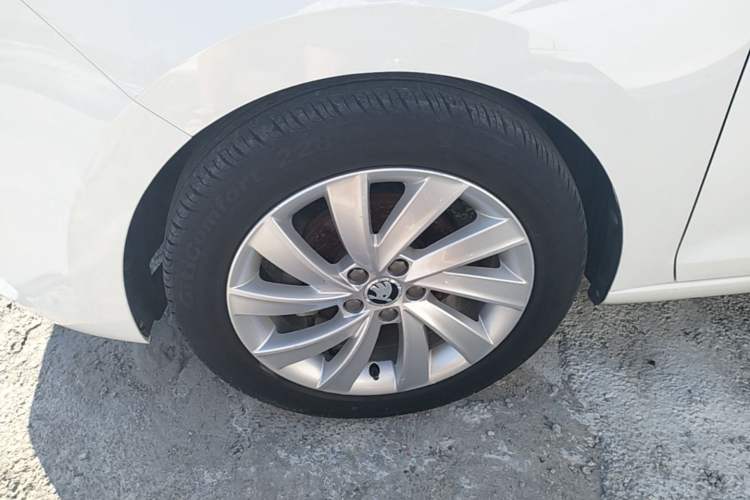 Used Skoda Rapid 2018 1.6L Automatic Comfort Edition Left Front Wheel Hub