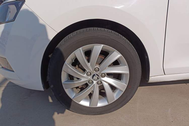 Used Skoda Rapid 2018 1.6L Automatic Comfort Edition Left Front Wheel Hub