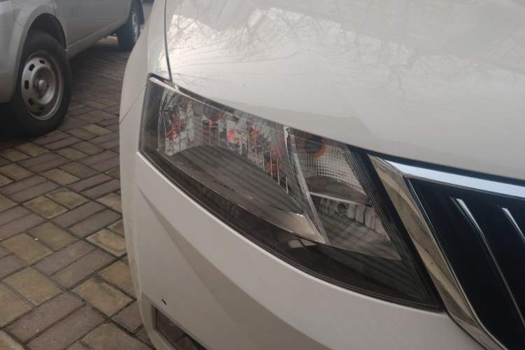 Used Skoda Rapid 2018 1.6L Automatic Comfort Edition Right Front Headlight