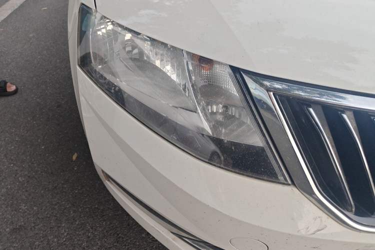 Used Skoda Rapid 2018 1.6L Manual Comfort Edition Right Front Headlight