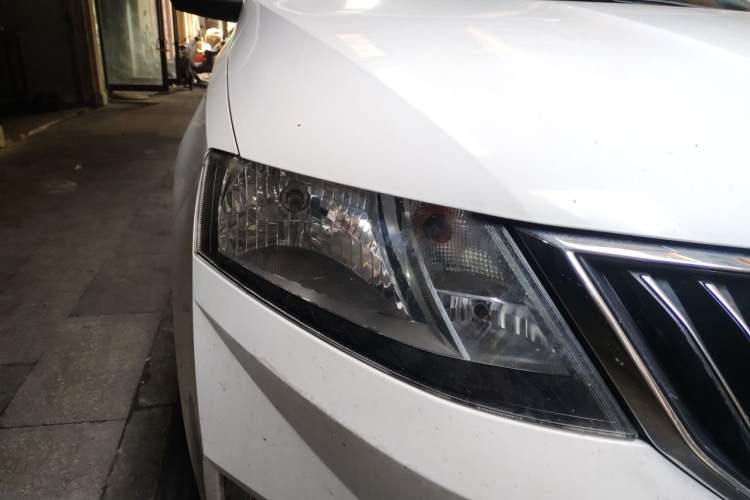 Used Skoda Rapid 2018 1.6L Automatic Comfort Edition Right Front Headlight