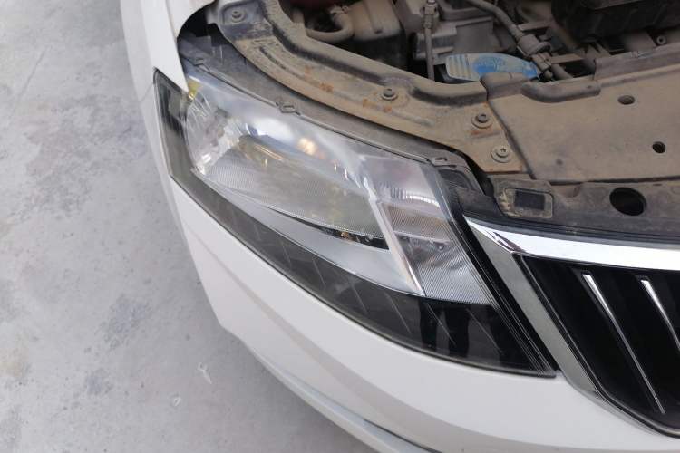 Used Skoda Rapid 2018 1.6L Manual Comfort Edition Right Front Headlight
