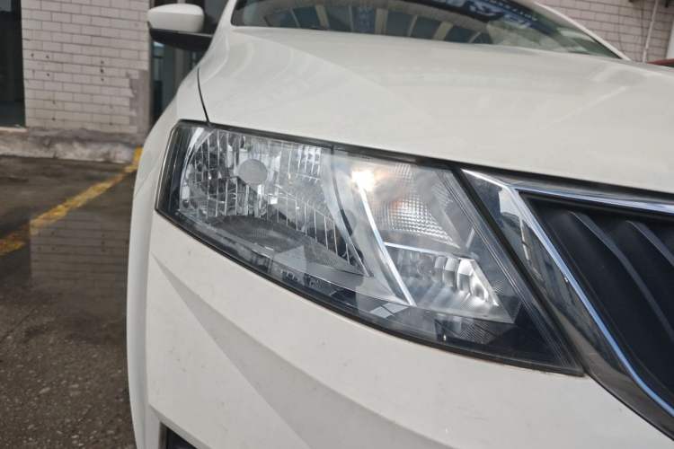 Used Skoda Rapid 2018 1.6L Manual Standard Edition Right Front Headlight