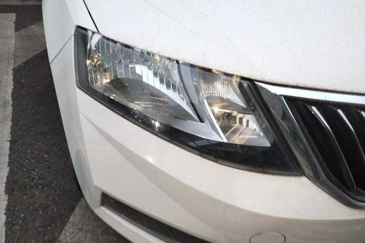 Used Skoda Rapid 2018 1.6L Manual Comfort Edition Right Front Headlight
