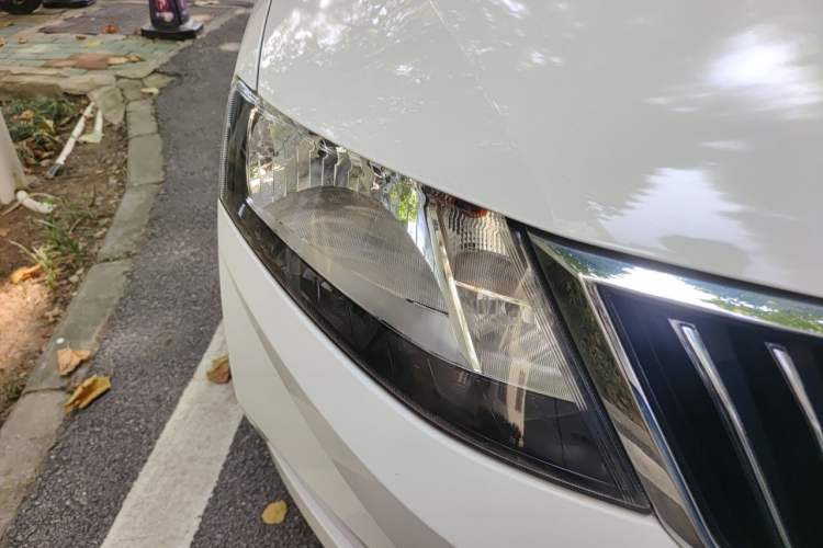 Used Skoda Rapid 2018 1.6L Manual Comfort Edition Right Front Headlight