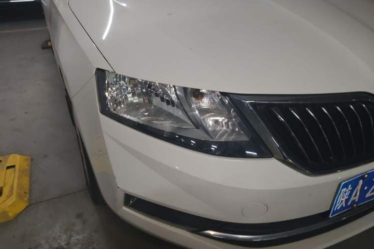 Used Skoda Rapid 2018 1.6L Manual Comfort Edition Right Front Headlight