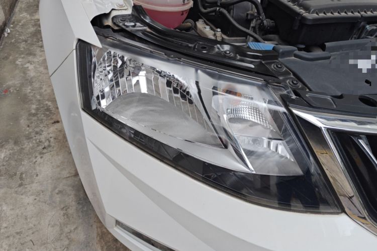 Used Skoda Rapid 2018 1.6L Automatic Comfort Edition Right Front Headlight