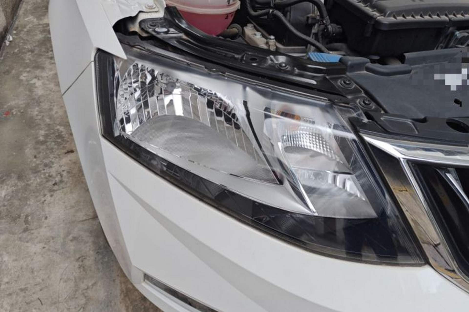 Used Skoda Rapid 2018 1.6L Automatic Comfort Edition Right Front Headlight